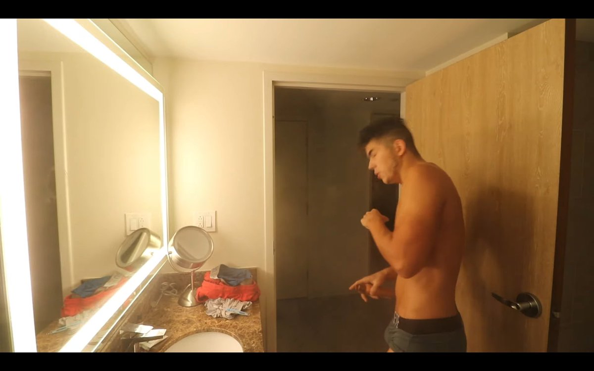 BulgeYoutuber's tweet photo. Sexy Sammy again. Never fails to suprose me in his vlogs https://t.co/ZV5uojQcLU