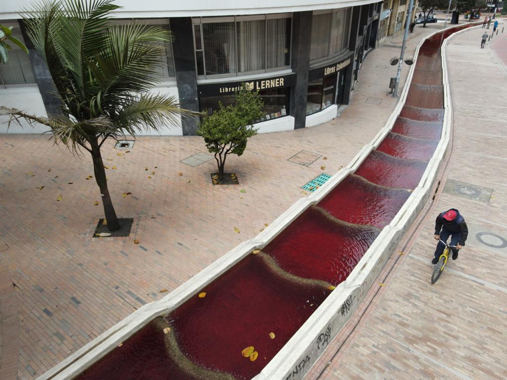 Citytv's tweet image. El Eje Ambiental se tiñó de rojo. Como una manifestación en contra de las masacres en Colombia, usando pigmentos naturales, artistas tiñeron el agua de las fuentes que recorren el emblemático sector Bogotá, como una representación de la sangre que se ha derramado. 
📸@CesmelA