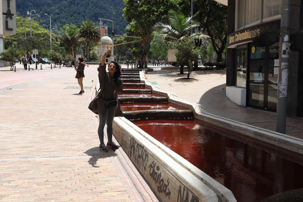 Citytv's tweet image. El Eje Ambiental se tiñó de rojo. Como una manifestación en contra de las masacres en Colombia, usando pigmentos naturales, artistas tiñeron el agua de las fuentes que recorren el emblemático sector Bogotá, como una representación de la sangre que se ha derramado. 
📸@CesmelA
