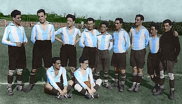 For Real Oviedo's 93rd anniversary they unveiled this blue and white shirt as tribute to Club Deportivo Oviedo, even wearing the original emblem on it. It was used in one match and sold in the club store as a limited edition