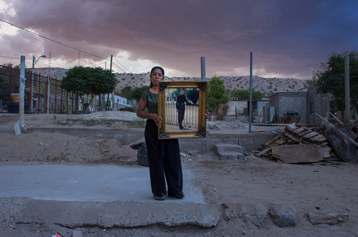Alejandra Aragón, fotógrafa y artista visual.Sus series fotográficas se acompañan de poemas, de la visión femenina con una perspectiva realista, y del color de la frontera.IG:  https://www.instagram.com/aleprendelaluz/ 