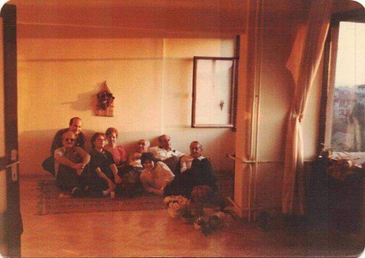 Arkadakiler: Cemal Uzunoğlu, Tomris Uyar, Tevfik Akdağ, Cemal Süreya
Öndekiler: Ece Ayhan, Nilgün Marmara, (…), İlhan Berk.

1984 senesi, 
Nilgün Marmara‘nın evi. 
Kızıltoprak'taki o ev, altıncı kat ve belki o pencere. 
Çığlıksız düşüş.