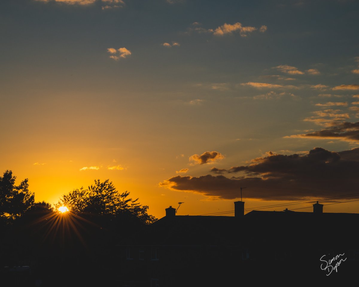 🌇

#sunset #sunsetphotography #sunsetpics #clouds #cloudphoto #cloudscape #cloudsphotography #skyphotography #landscape #landscapephotography #travel #travelphotography #nature #naturephotography  #sonyalpha #a7r3 #sel85f14gm