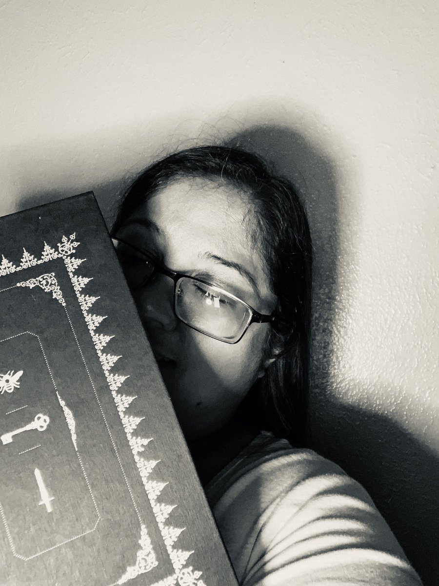 SrtaLucio's tweet photo. Took a break in my day to enjoy a book. Now back to work. https://t.co/aAUWs9Okgp