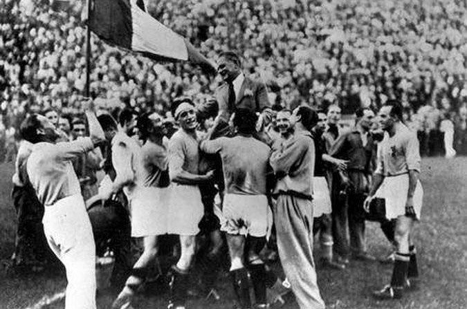 En 1934 l’Ambrosiana-Inter remporte son 3ème scudetto et la sélection italienne remporte sa première coupe du monde à domicile avec 4 nerazzurri dont Giuseppe Meazza. 18/23