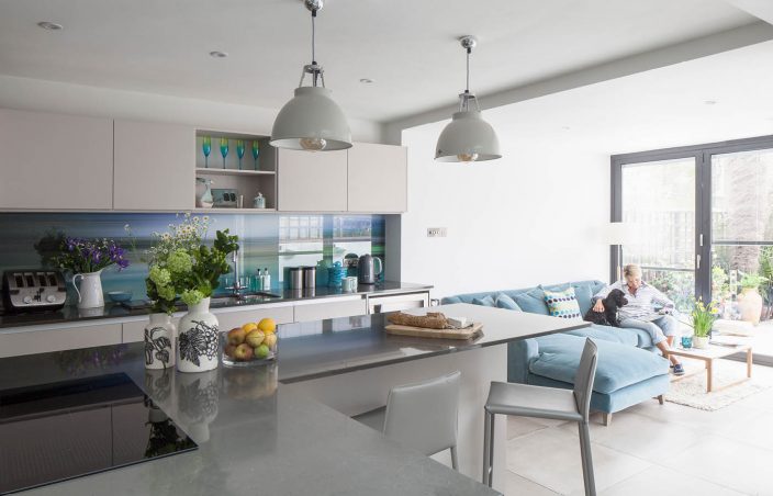KitchenStoreGrp's tweet image. This light and colourful kitchen is one of our projects, what do you think?

The white cabinets contrast with the unusual backsplash to create a fun, playful look that’s complemented by plenty of natural light.

See more of our projects online here: thekitchenstore.co.uk/our-work/our-k…