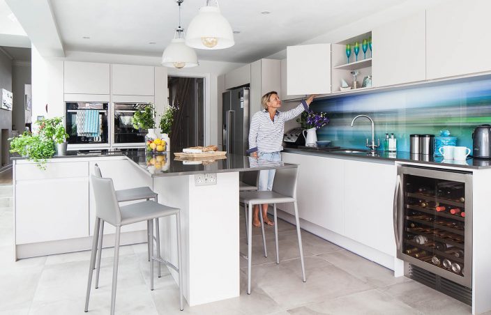 KitchenStoreGrp's tweet image. This light and colourful kitchen is one of our projects, what do you think?

The white cabinets contrast with the unusual backsplash to create a fun, playful look that’s complemented by plenty of natural light.

See more of our projects online here: thekitchenstore.co.uk/our-work/our-k…
