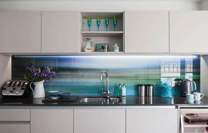 KitchenStoreGrp's tweet image. This light and colourful kitchen is one of our projects, what do you think?

The white cabinets contrast with the unusual backsplash to create a fun, playful look that’s complemented by plenty of natural light.

See more of our projects online here: thekitchenstore.co.uk/our-work/our-k…