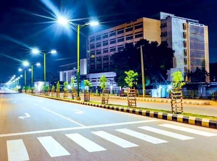 #KadunaUpdates  :  The New Solar powered streetlights installed at Muhammad Buhari Way, by the administration of Governor @elrufai 

#StreetsLight #KadunaUrbanRenewalProject. #kadunaUrbanRenewal #TeamElrufai #LightUpKD
Photo 📷: @SamuelUbile