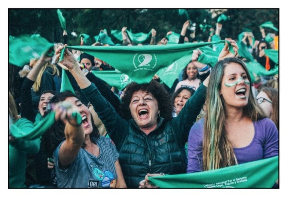 Daniela Moctezuma, fotógrafa.Del autorretrato al retrato social y colectivo, Daniela emplea su cámara análoga para no permitirnos olvidar.IG:  https://www.instagram.com/helue_moctezuma/
