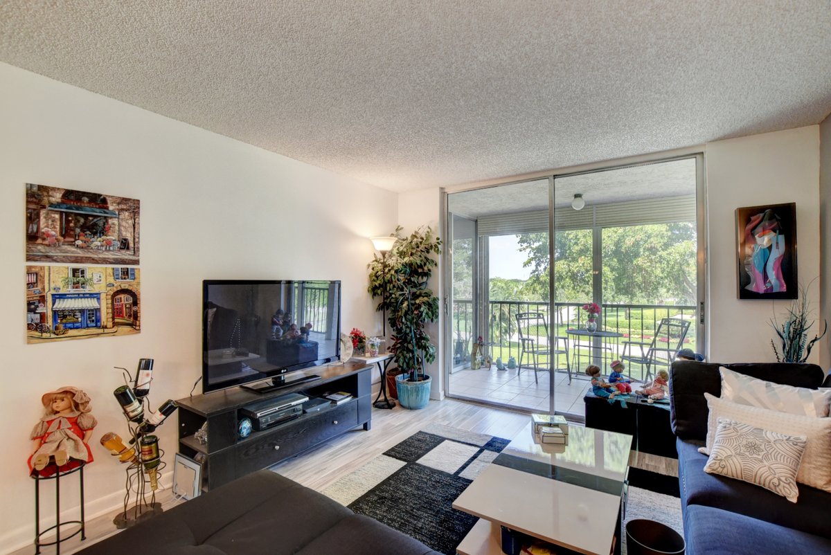 ChasenRae's tweet image. West Delray Beach Real Estate Pro.
Pristine * light &amp;amp; airy * move-In condition 2 Bedroom/2 Bath located in the desirable 55+ manned gated community of Huntington Lakes,
