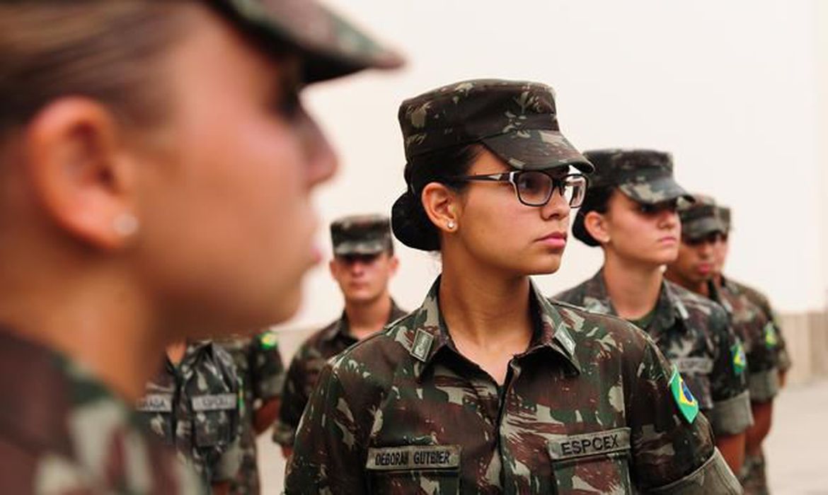 Senado quer liberar alistamento de mulheres no serviço militar