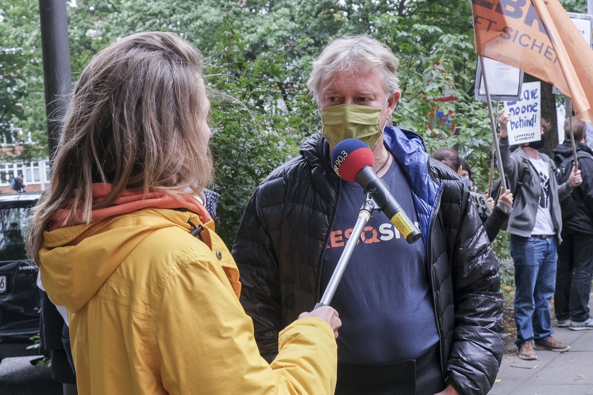 Resqship على تويتر Wir Haben Den Besuch Von Andischeuer Zum Anlass Genommen Um Darauf Hinzuweisen Dass Seine Anderung Der Schsv Absolut Menschenverachtend Ist Ingo Werth Von Resqship Auf Der Demo Von Seebrueckehh