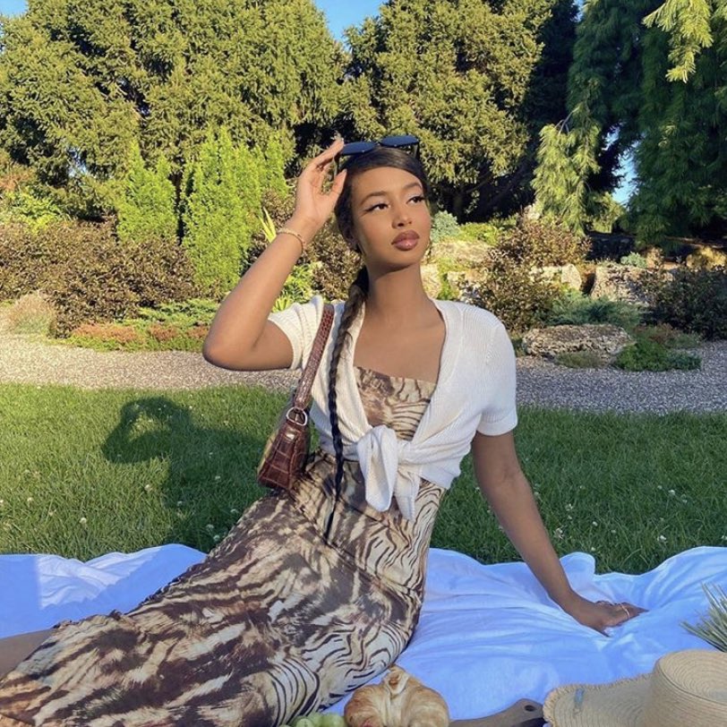 cupidfiIes's tweet photo. black girls truly made picnics their own https://t.co/uDsigEovsn