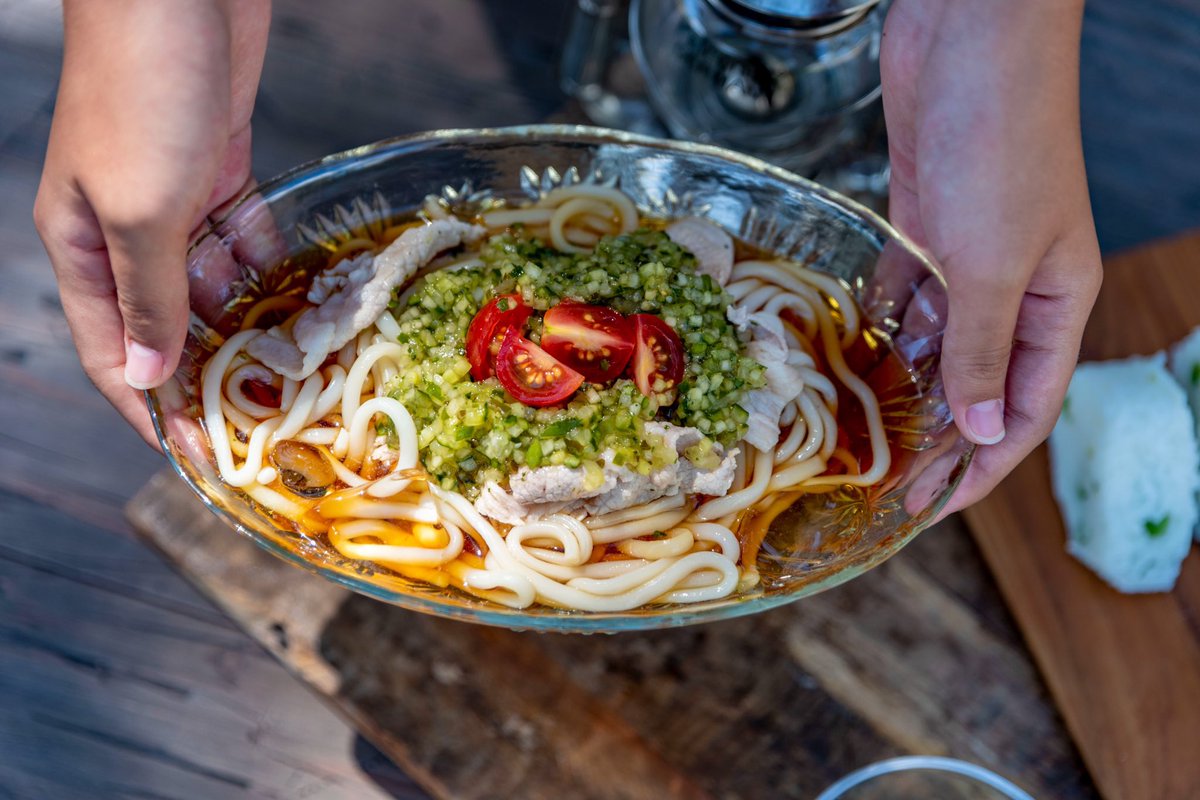 Daican Camp キンキンに冷やした麺つゆと 山形のだし でさっぱり冷やしうどん 豚しゃぶ肉とトマトをトッピングして 流水麺使ったので3分くらいで完成 キャンプ キャンプ飯 ソトレシピ 冷やしうどん 山形のだし 簡単レシピ