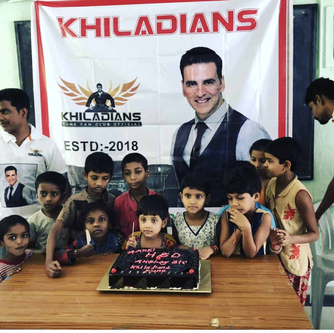 ShauryaGupta14's tweet photo. दुनिया बनाई  है हाथों से ... मिट्टी से नही जज़बातों से 😇 
* King of Box Office
* Man with a Golden Heart
* SuperHit Machine
* Most Versatile Actor
* Man Of Masses
* Inspiration Of Millions
#HappyBirthdayAkshayKumar #AK53
#AkkianForever 😁 ❤️ https://t.co/JIWZfPlmWP
