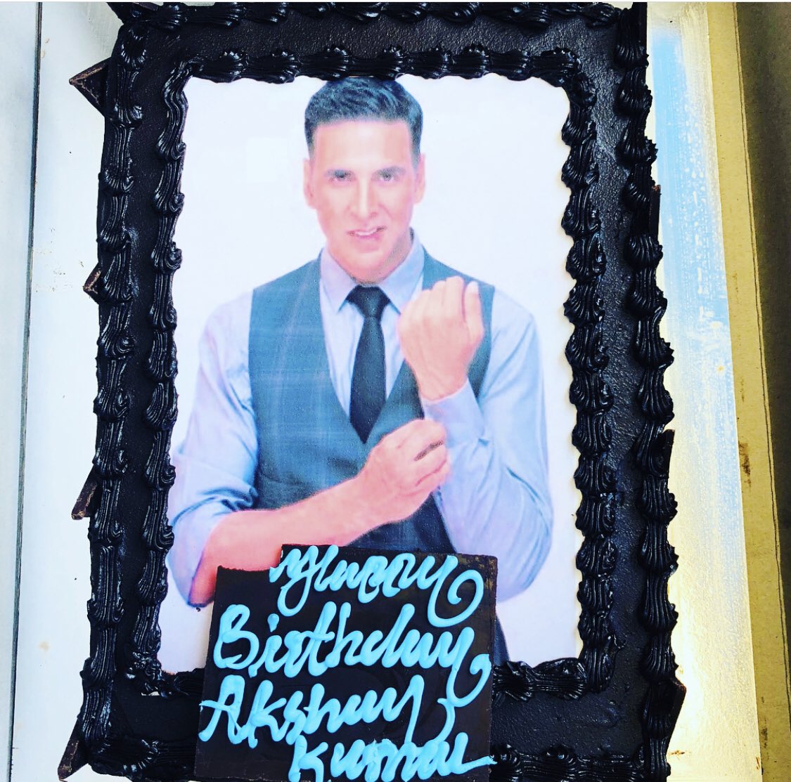 ShauryaGupta14's tweet photo. दुनिया बनाई  है हाथों से ... मिट्टी से नही जज़बातों से 😇 
* King of Box Office
* Man with a Golden Heart
* SuperHit Machine
* Most Versatile Actor
* Man Of Masses
* Inspiration Of Millions
#HappyBirthdayAkshayKumar #AK53
#AkkianForever 😁 ❤️ https://t.co/JIWZfPlmWP