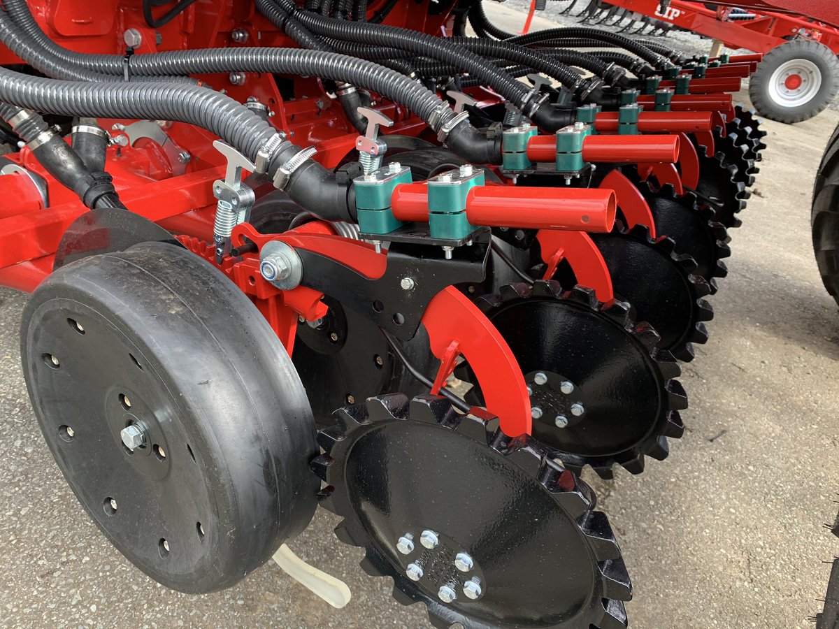 Nikolajstroiet's tweet photo. New in shop. Avatar 8.16 SD whit Minidrill. #horsch https://t.co/pmteQdDTso
