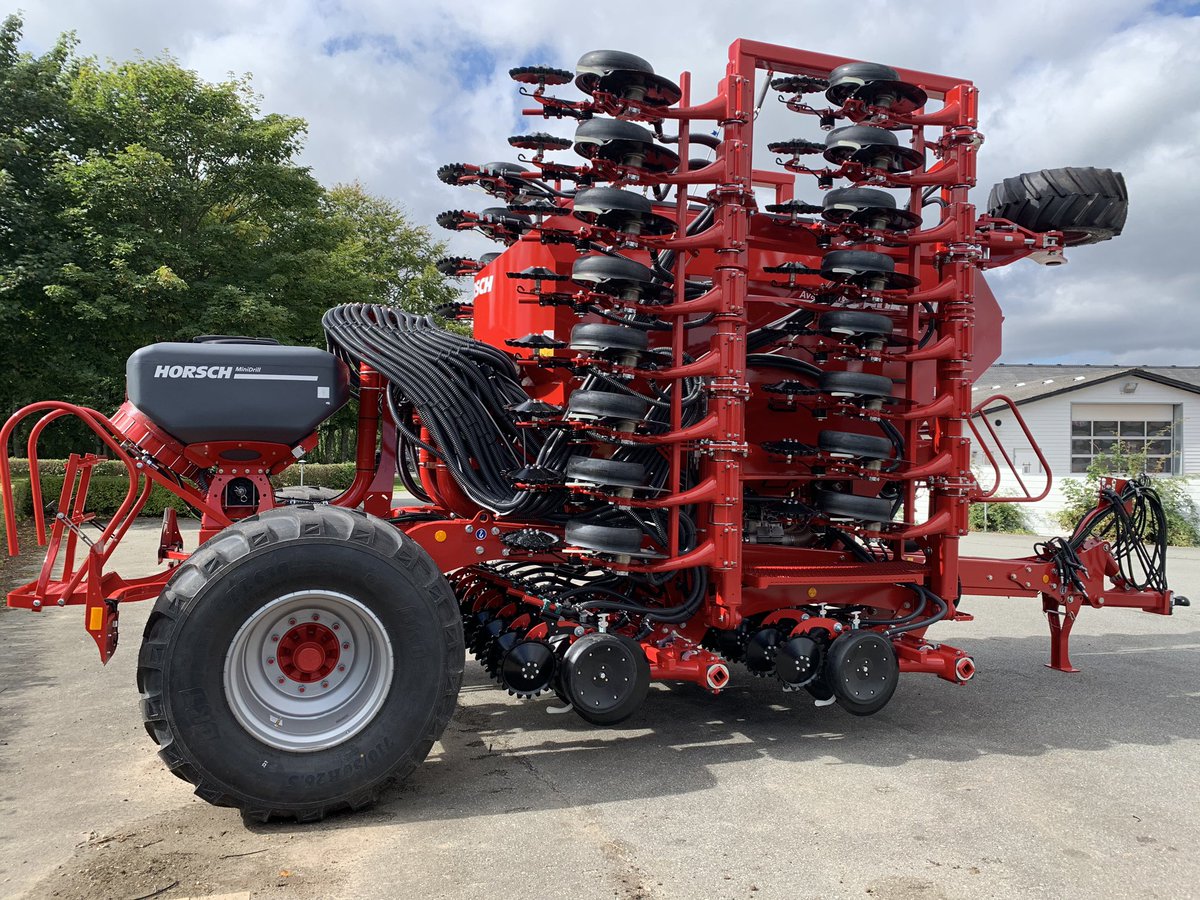 Nikolajstroiet's tweet photo. New in shop. Avatar 8.16 SD whit Minidrill. #horsch https://t.co/pmteQdDTso