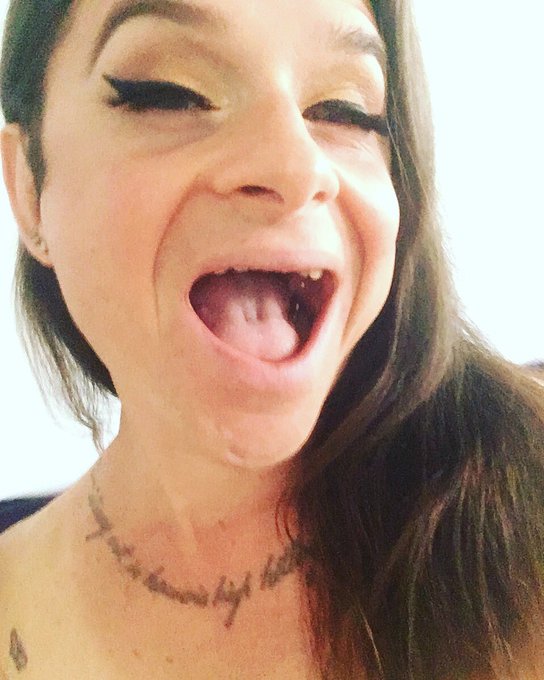 Hello, I Love You Won't you tell me your name? Hello... https://t.co/TzT9mIdfOE<a href="/tag/amywinehouse"class="tags"><span>#amywinehouse</span></a>