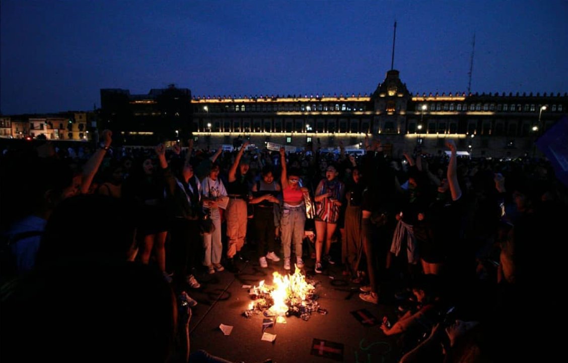 Nora Hinojo, fotógrafa.Su lente cuenta de viva voz el desgarro, la fuerza y el acompañamiento entre mujeres.IG:  https://www.instagram.com/nora.hinojo/&nbsp;