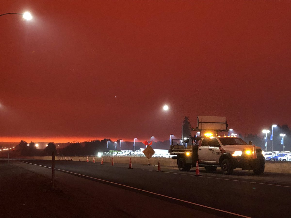 BonnieSilkman's tweet photo. Insane skies right now in Stayton, Oregon. 🤯 Crazy these images aren’t from the early morning or late at night... this is the view at 11 am. 

#Oregon #Stayton #Wildfire #OrWx #Pnw #Fire #haze #news @fox12oregon https://t.co/kL7GePmjTX