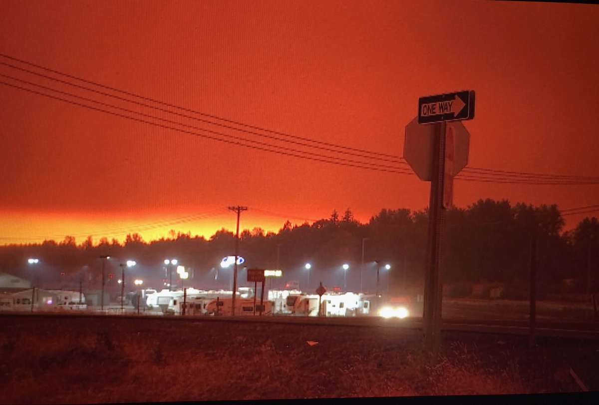 BonnieSilkman's tweet photo. Insane skies right now in Stayton, Oregon. 🤯 Crazy these images aren’t from the early morning or late at night... this is the view at 11 am. 

#Oregon #Stayton #Wildfire #OrWx #Pnw #Fire #haze #news @fox12oregon https://t.co/kL7GePmjTX