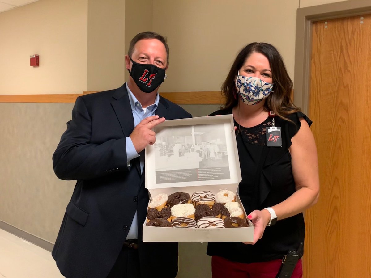 Happy 1st day of in person learning <a href="/HudsonBendMS/">Hudson Bend MS</a> . Thanks for welcoming us with donuts <a href="/nortonp13/">Paul Norton</a> #HBMSproud <a href="/ltisdschools/">ltisdschools</a>