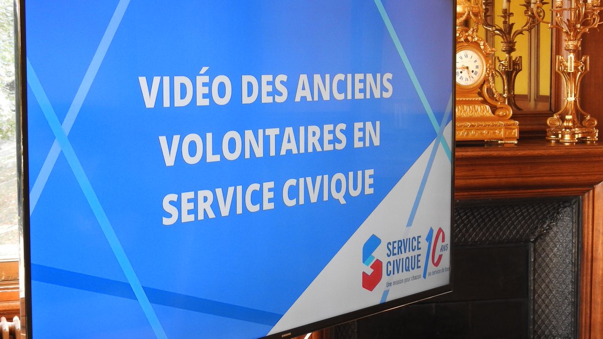 Prefet77's tweet photo. #ServiceCivique 10 ans déjà ! le préfet, avec Béatrice Angrand, présidente de l'Agence du Service Civique, la #DDCS77 et les partenaires, ont échangé leurs retours d'expérience avec des jeunes volontaires et leurs tuteurs seine-et-marnais. https://t.co/d8RUTcXKLD