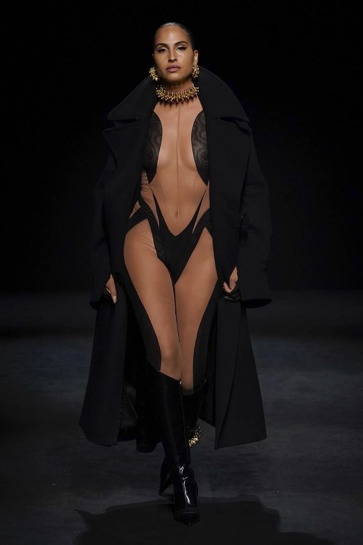 aririhz's tweet photo. thinking about snoh aalegra in mugler https://t.co/5B4PiIopBG