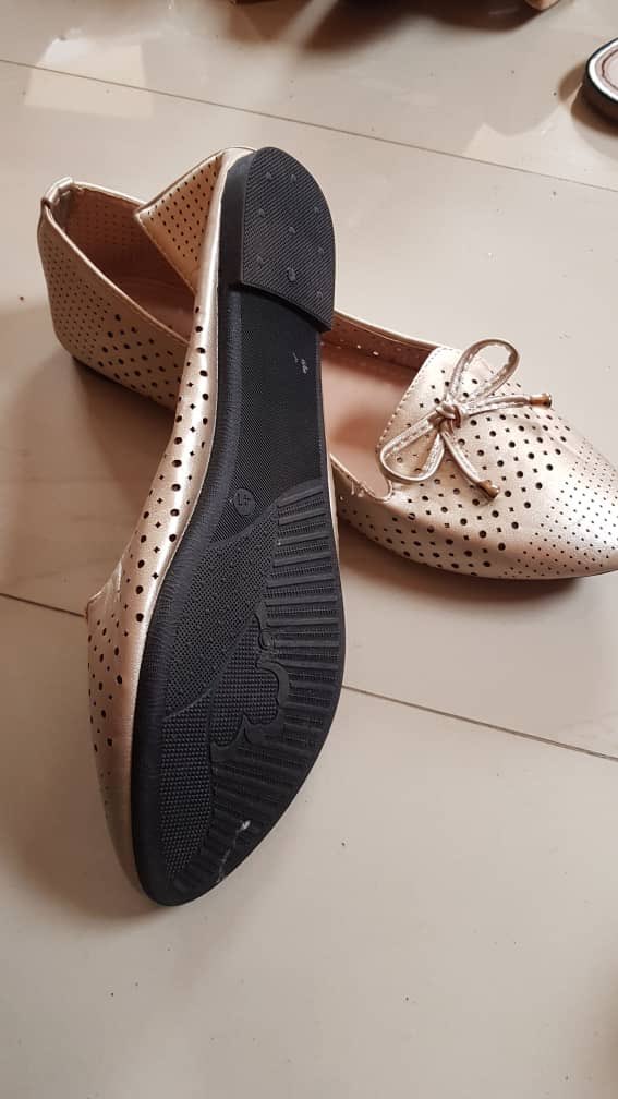 Flat shoe lovers, come and see fine shoes for work. All frames are size 42 at 4k each.