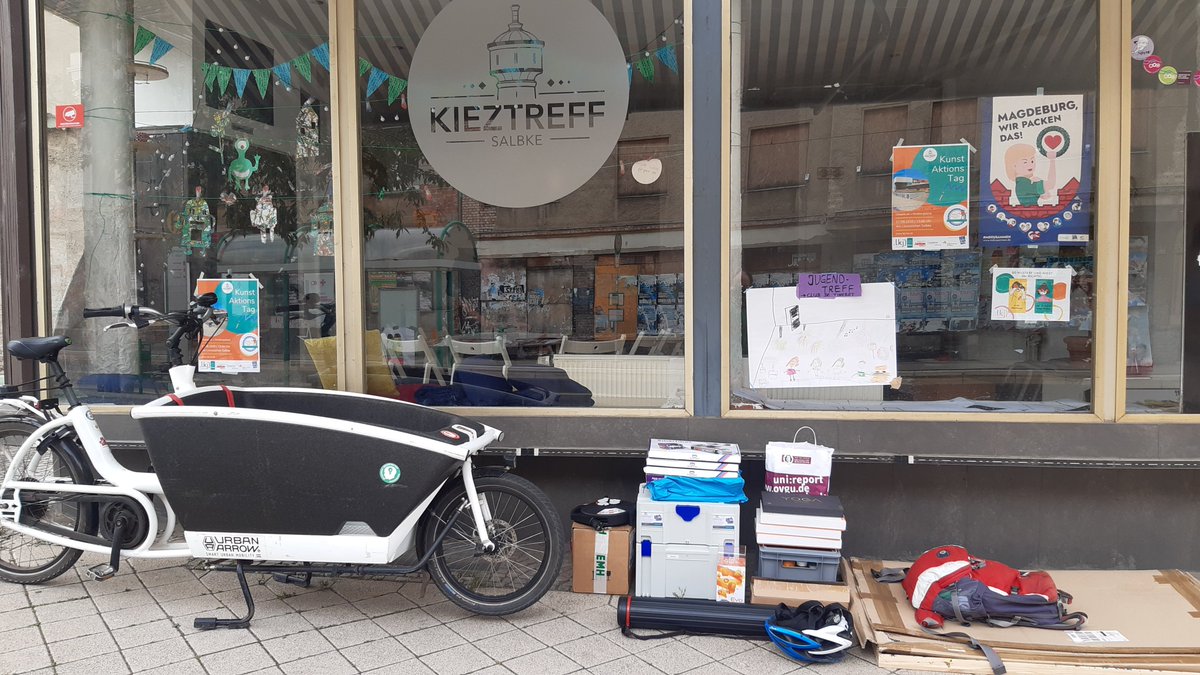 LehrstuhlEMV's tweet photo. Dann bei der Rückfahrt vom #UtopiaLab der @lkjlsa in Salbke zur @OVGUpresse die spannende Frage:
Passt die ganze Ausrüstung mit den @Sphero-Robotern, den #Smartibot|s von @CraftyRobot, die @Ozobot|s, der @KUBO_Robot und die #RoboPicasso-Malunterlage auf das #UrbanArrow-Lastenrad? https://t.co/qUQTjsEVkg