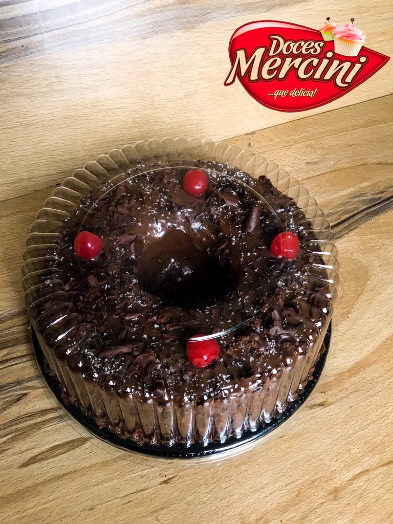 DocesMercini's tweet photo. Bolo de chocolate  com cobertura de brigadeiro, coco ralado, chocolate granulado.... por apenas 11.500 kz https://t.co/hbDiVZr4Vf