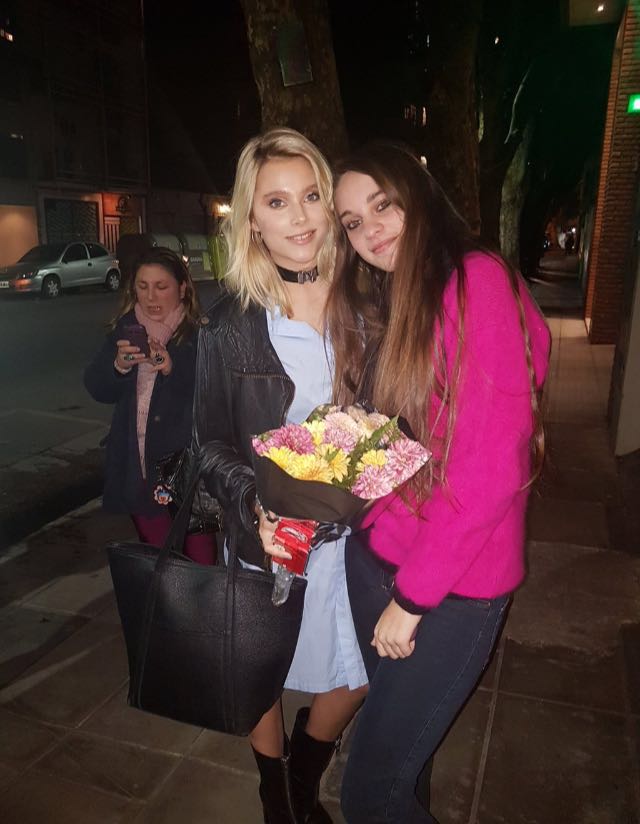 sonrioporvalu's tweet photo. llegué tarde pero si seguís leyendo quiero decirte que sos una persona muy linda y que te admiro cada día más ❤ ah, y extraño tus abrazos  #AskValu https://t.co/H2zWxjPDEB