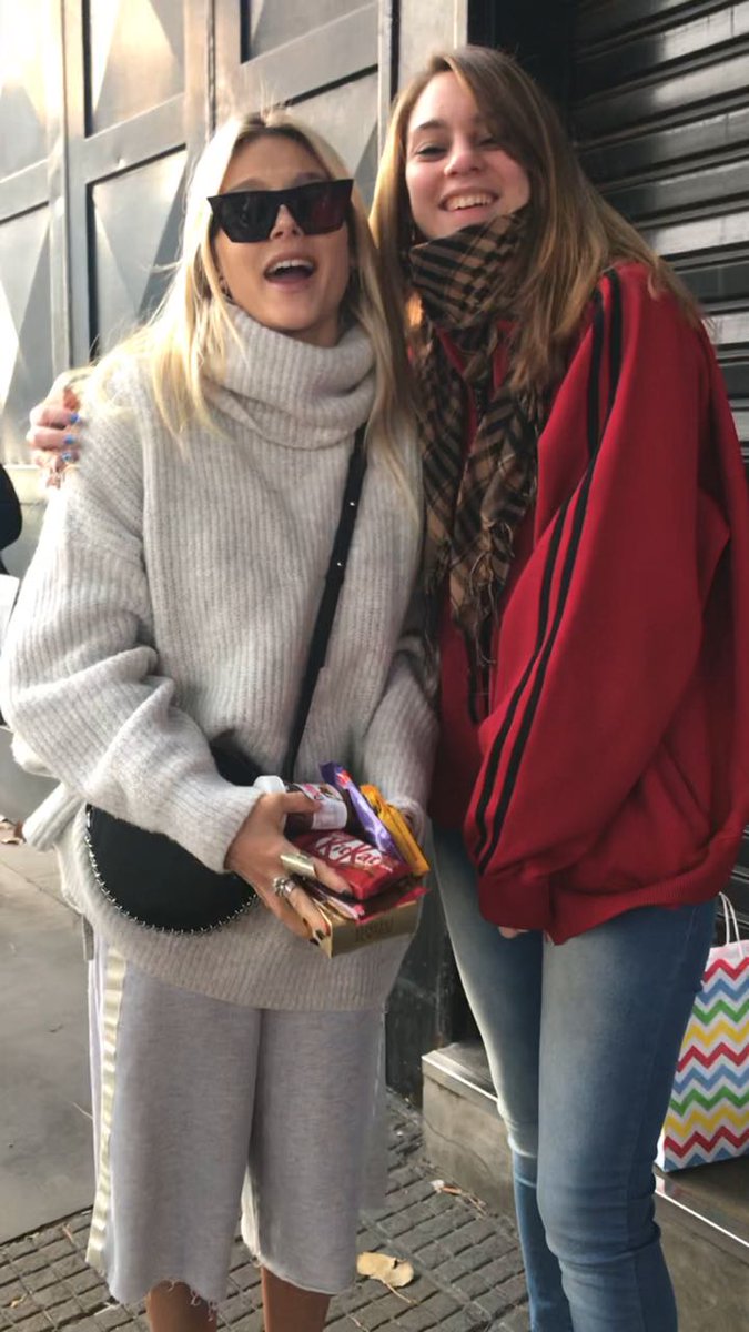 sonrioporvalu's tweet photo. llegué tarde pero si seguís leyendo quiero decirte que sos una persona muy linda y que te admiro cada día más ❤ ah, y extraño tus abrazos  #AskValu https://t.co/H2zWxjPDEB