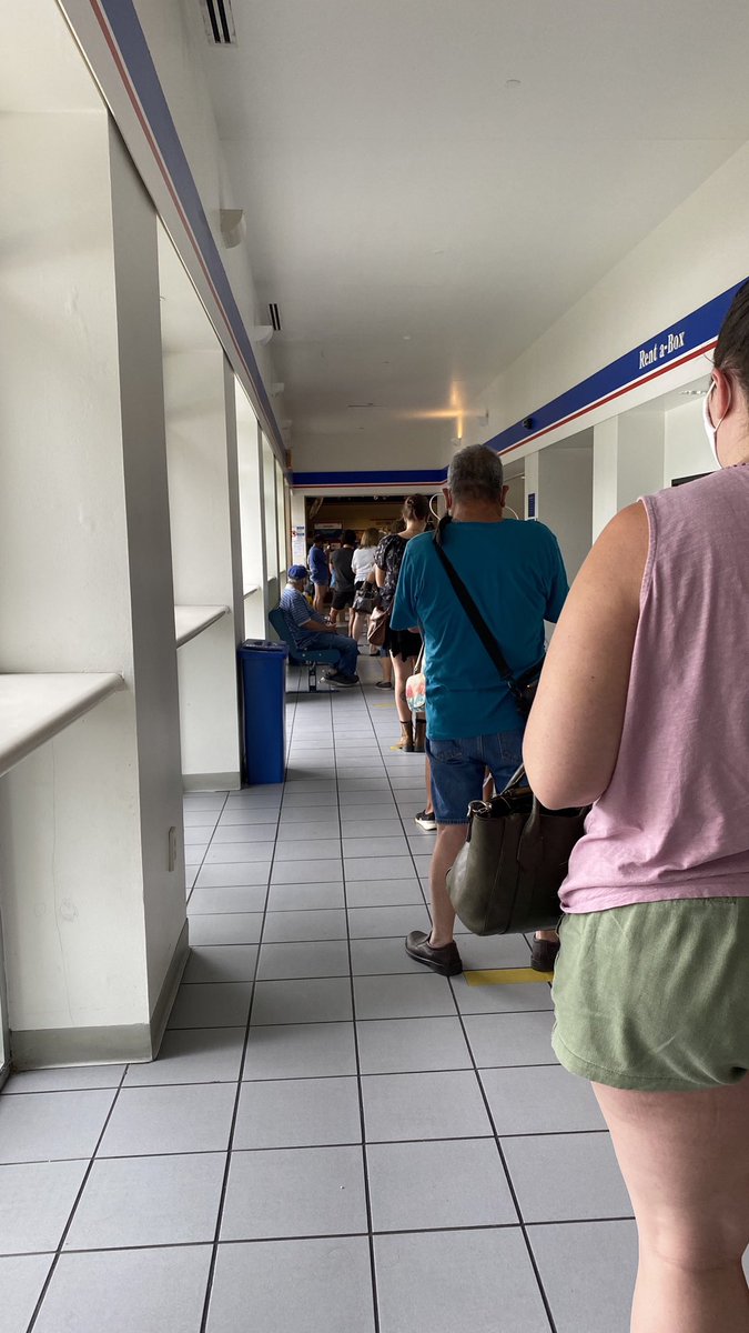 vazquezfilms's tweet image. I’ve come to this post office everytime to ship items for the past year and never have I ever seen a line like this. There’s only one gentleman in the front having to take care of all this. Is this what it looks like when funding drops #usps #uspsprotests