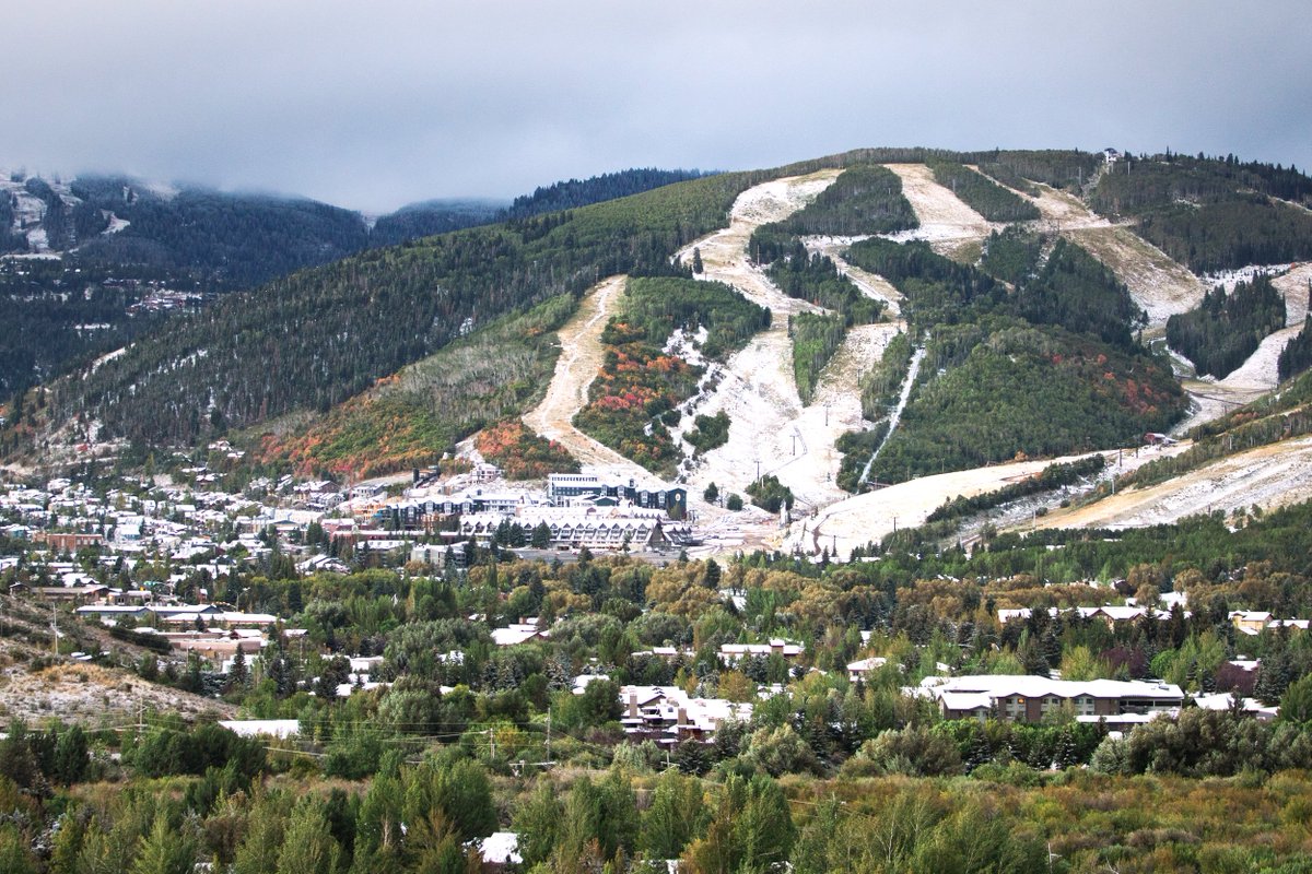 PCski's tweet image. We woke up to our first dusting of snow, a sure sign that winter is around the corner. Remember to secure your Epic Pass by September 17 for the lowest price. #EpicTogether