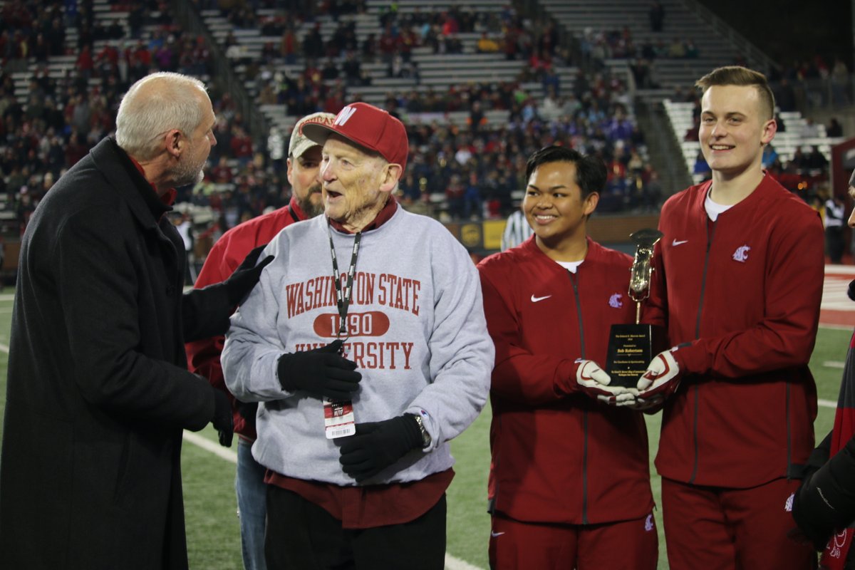 MurrowCollege's tweet photo. It was an honor to award Bob Robertson the Edward R. Murrow Award for Excellence in Sportscasting in 2018. His ability to bring on-field action to life for listeners remains unparalleled. Bob's impact on broadcasting & Washington sports will always be remembered. #RIPBobRob https://t.co/Hg4cqRSEor