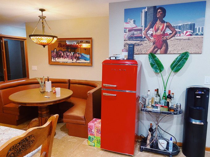 this whole area of our kitchen used to be empty. shoutout craig&rsquo;s list for the leather booth/table &amp;<a href="/tag/quarantinecomeup"class="tags"><span>#quarantinecomeup</span></a>