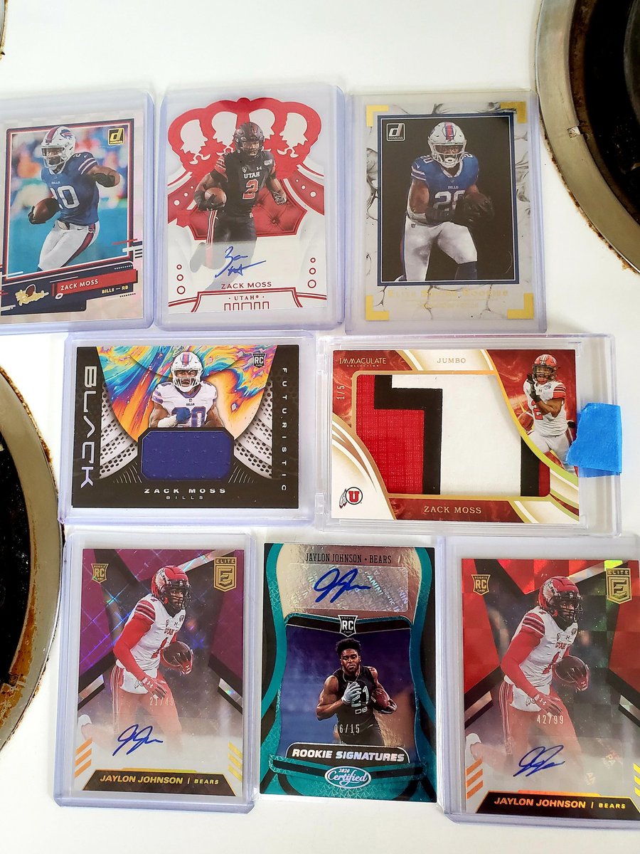 SoJoBmanUtefan's tweet photo. After 2 day's of no mail, 1 Hell of @Utah_Football #UtesInTheNFL #RookieCards mailday! @PresMoss2 #Immaculate Jumbo #1/5, #CrownRoyale Red auto #5/20, #Black Futuristic #16/75,& #Donruss #ROOKIES & #EliteRookie. @NBAxJay1 #Certified #6/15 & #EliteRed #42/99, #ElitePurple #21/49 https://t.co/9T5BGbzGJG