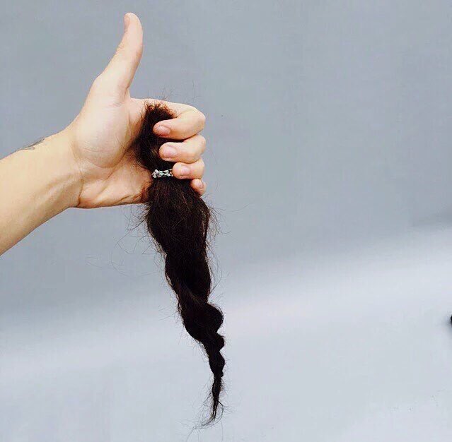 goldntry's tweet photo. jaja tan lindas llorandole a un bigote quieren que les cuente lo que nos jodió la psiquis a las originales https://t.co/vfY7zMwx6o