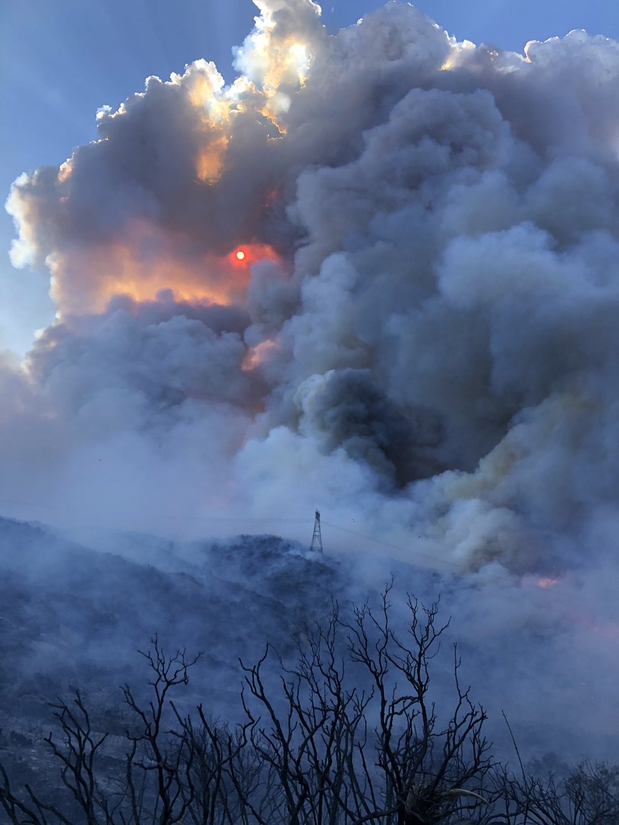 CALFIRESANDIEGO's tweet photo. Over 400 firefighters are aggressively attacking the #ValleyFire from the air and ground. With a Red Flag Warning now in effect, strong offshore winds pose the potential for extreme fire behavior &amp; critical/dangerous rate of spread. We urge you to be prepared and proactive today. https://t.co/FiiRzHZekX