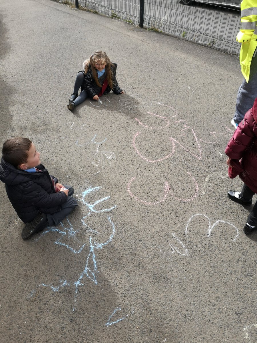 misscmackay's tweet image. 3 was the magic number in P1 this morning @StRoLAttain @glasgowcounts #MathsIsFun #Chalk #LetsGetOutside 3️⃣