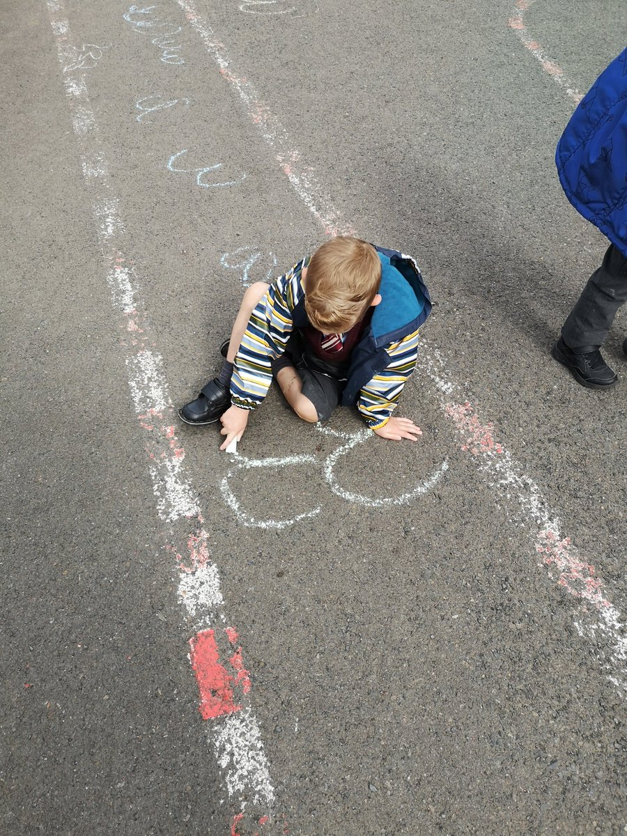 misscmackay's tweet image. 3 was the magic number in P1 this morning @StRoLAttain @glasgowcounts #MathsIsFun #Chalk #LetsGetOutside 3️⃣
