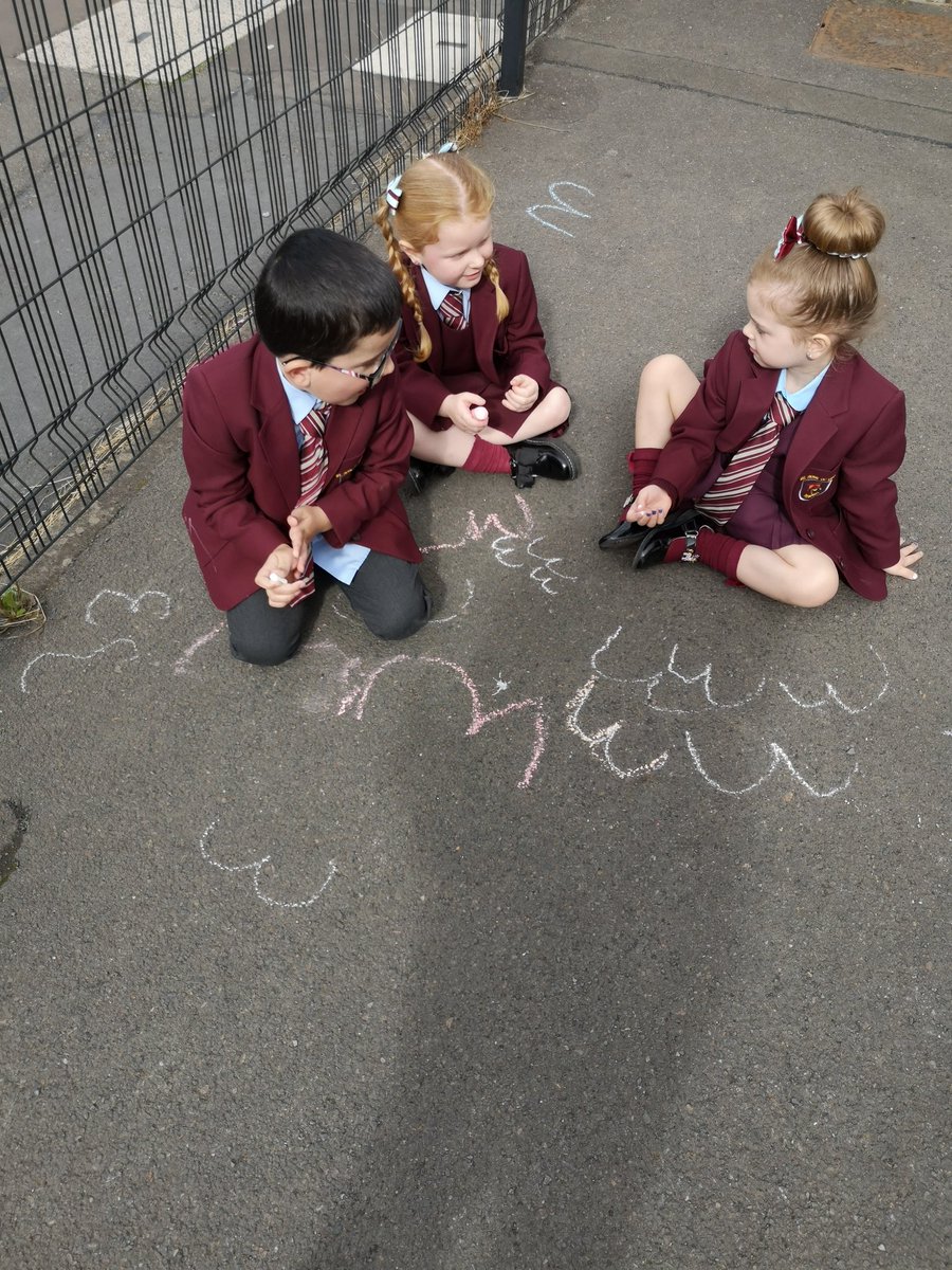misscmackay's tweet image. 3 was the magic number in P1 this morning @StRoLAttain @glasgowcounts #MathsIsFun #Chalk #LetsGetOutside 3️⃣