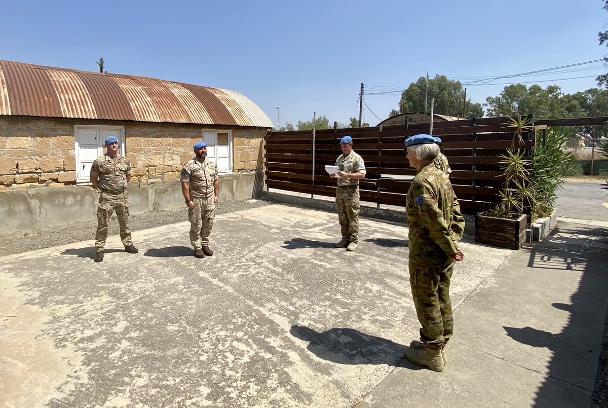 Congratulations to two outstanding individuals receiving Force Commander’s Commendations this week from @CherylAPearce, Sgt Snow @1MPBrigade & MSgt Januska @mosr_official, for their contributions to #UNFICYP. A fine example that #PolicingExcellence transcends national boundaries.