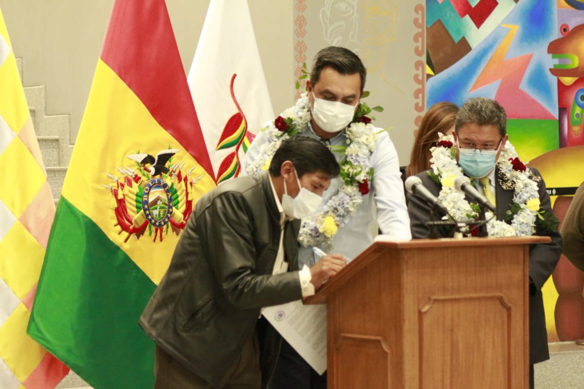 MinPresidencia's tweet photo. "La entrega de esta documentación es de vital importancia para el gobierno de la Presidenta @JeanineAnez", Min de la Presidencia, @yerko_nunez, entrega homologación de áreas municipales a #Caxata y #Tumarapi #LaPaz
"Tener la documentación permite tener un derecho propietario" https://t.co/gxRL5HBPBJ