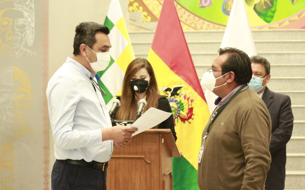 MinPresidencia's tweet photo. "La entrega de esta documentación es de vital importancia para el gobierno de la Presidenta @JeanineAnez", Min de la Presidencia, @yerko_nunez, entrega homologación de áreas municipales a #Caxata y #Tumarapi #LaPaz
"Tener la documentación permite tener un derecho propietario" https://t.co/gxRL5HBPBJ