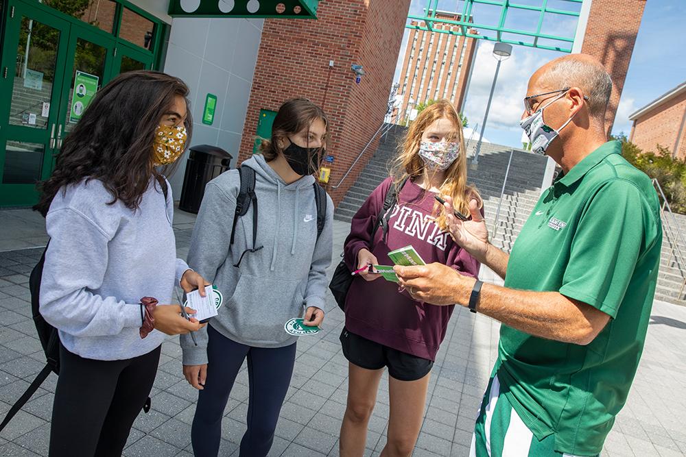 binghamtonu's tweet photo. This semester, students wearing masks around campus will receive cards which can be dropped off at the Bookstore for a chance to win prizes! We also held a #MaskUpBing Contest, encouraging students to decorate their masks. Watch out for a blog feat. participants coming soon! 😷 https://t.co/OSYCkX0cGd