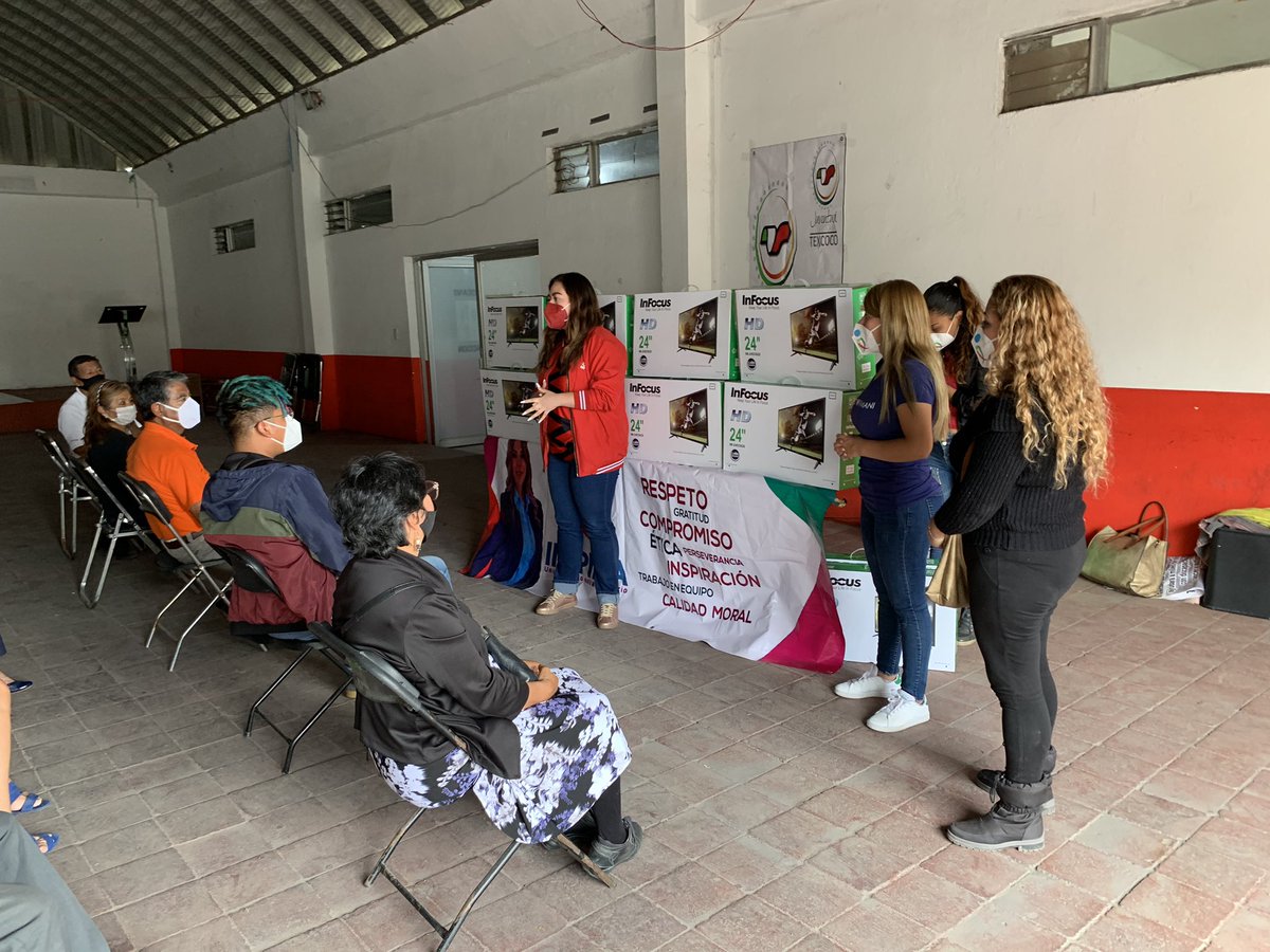 MTtexcoco's tweet photo. Segunda entrega de pantallas y primera parte de entregas de tinacos a cargo de nuestra dirigente @ChoperenaCruz 🖥 💧🔨 
•Entrega que se realizó con el protocolo de seguridad sanitaria ✅

@MT_EdoMexico @MT_Nacional @AlejandraDMV @PRI_EDOMEX @DarioZacariasC @davidsanchezi https://t.co/JeC9RSt4yb